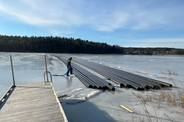 Rörlager på isen i Väsbyviken